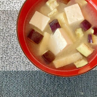 なすと油揚げと豆腐のお味噌汁